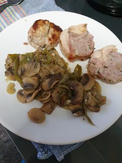 Una foto de Redondo de pollo relleno de setas con guarnición de verduras