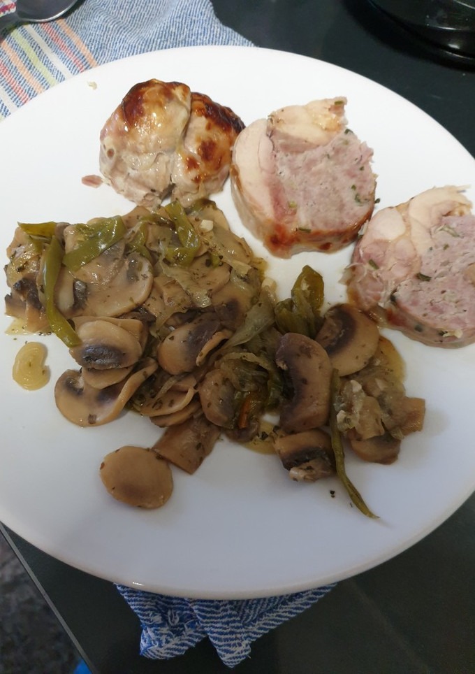 Una foto de Redondo de pollo relleno de setas con guarnición de verduras
