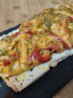 Una foto de Tosta de Pisto revuelto con Queso