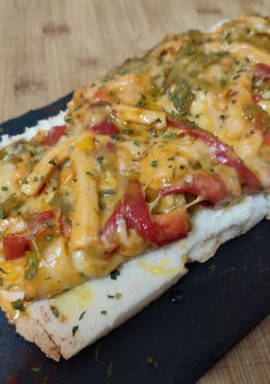 Una foto de Tosta de Pisto revuelto con Queso