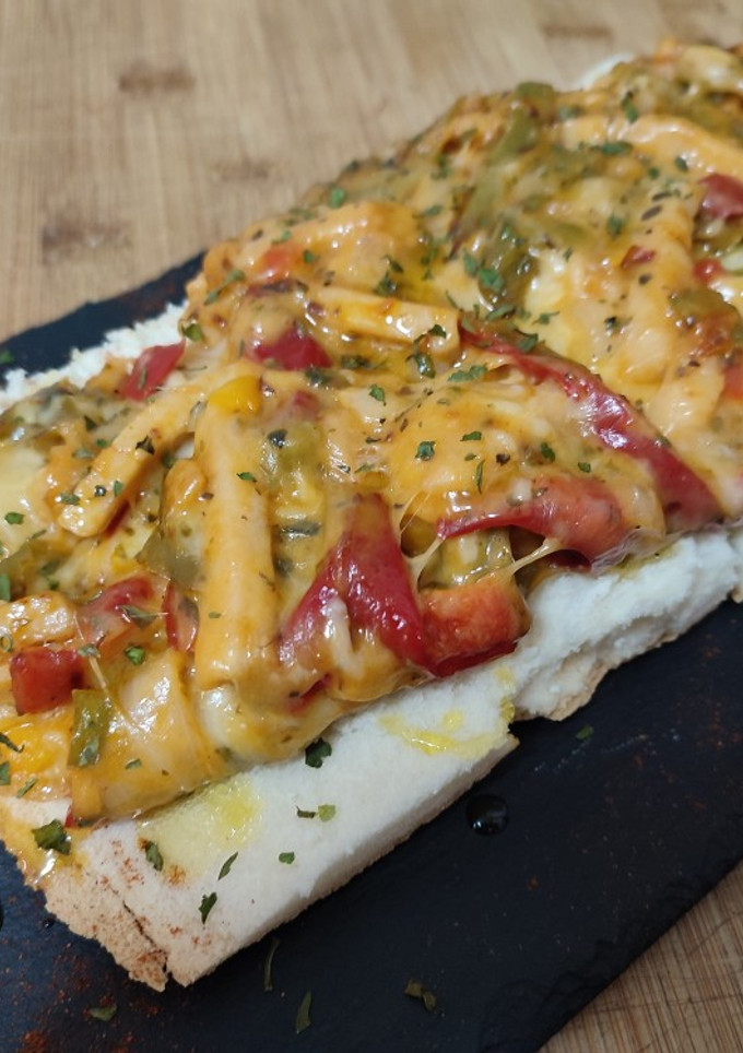 Una foto de Tosta de Pisto revuelto con Queso