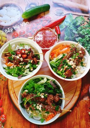 Hình của món Bún thịt nướng xiên que.