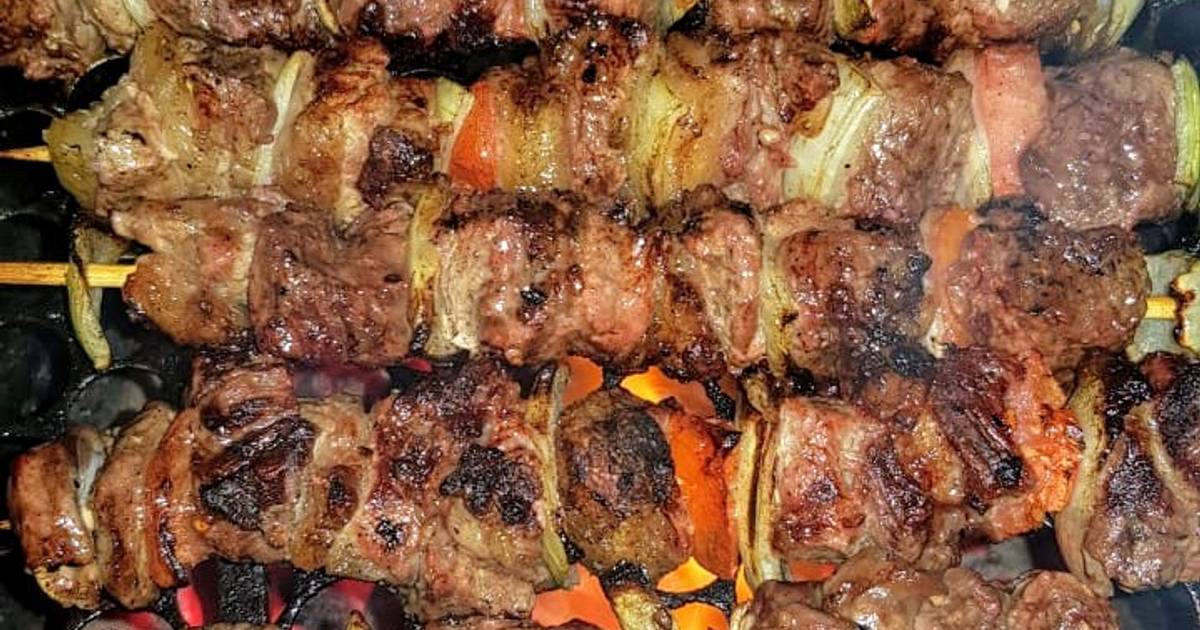 Espetinhos de carne com pimentão, bacon e cebola Receita por Cibele Silva -  Cookpad