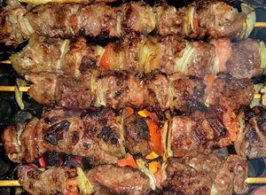 Foto de Espetinhos de carne com pimentão, bacon e cebola