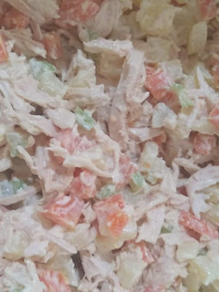 Una foto de Ensalada de pollo 😋