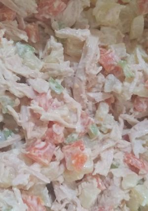 Una foto de Ensalada de pollo 😋