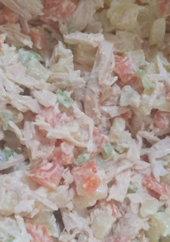 Una foto de Ensalada de pollo 😋