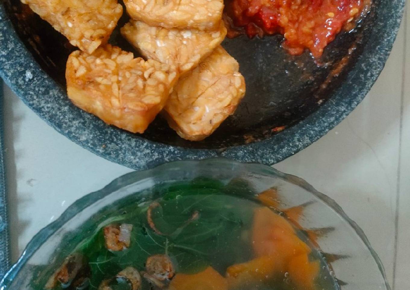 Sayur bayem + tempe dan sambel tomat