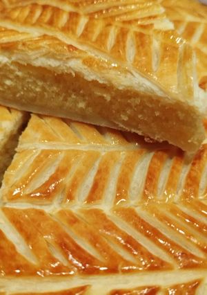 Une photo de Galette crème d'amandes 👑
