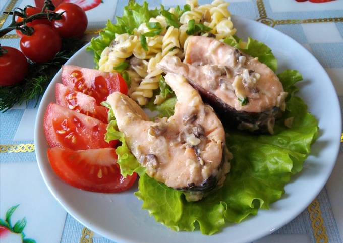 Форель в сливочно-грибном соусе