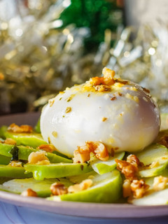 Una foto de Carpaccio de manzana con burrata