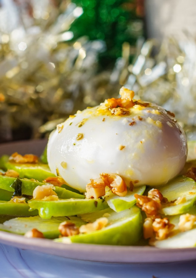 Una foto de Carpaccio de manzana con burrata