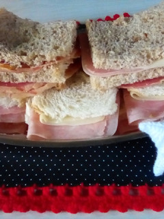 Una foto de Sándwiches de miga caseros 🥪😋