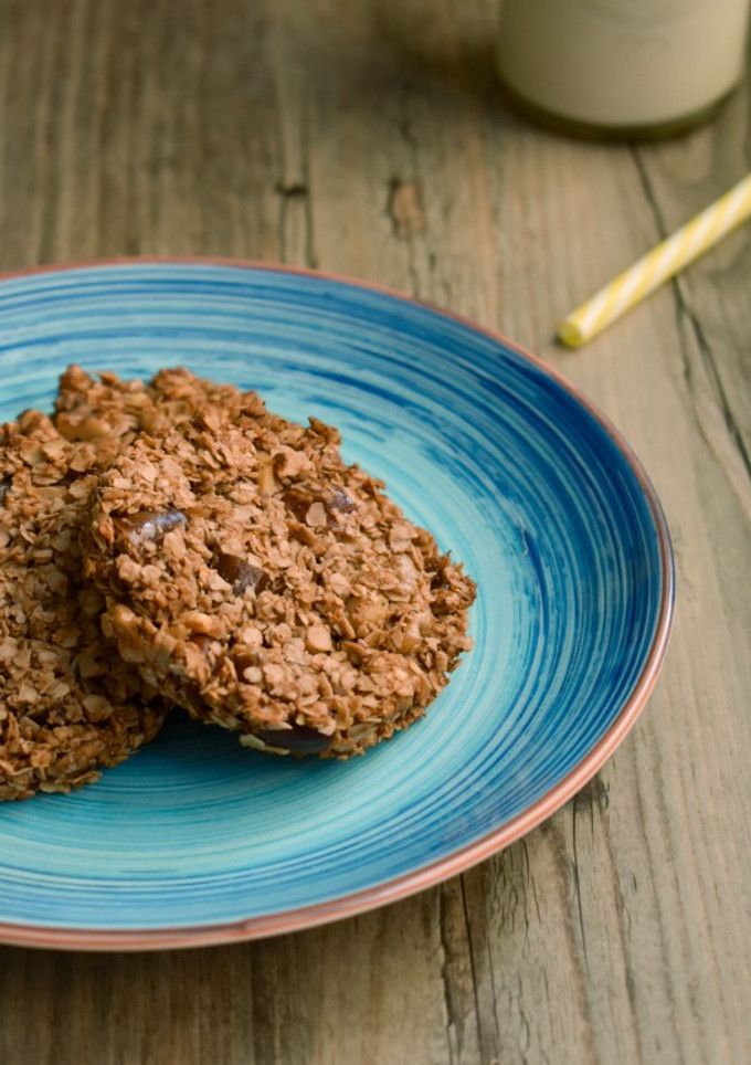 Una foto de Galletas de avena tipo digestive con nueces y dátiles