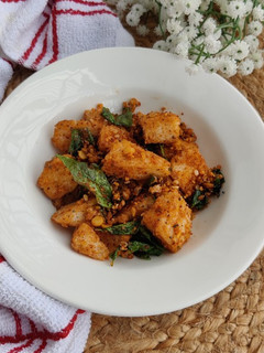 A picture of Ghee Podi idli.