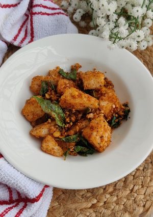 A picture of Ghee Podi idli.