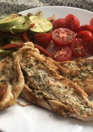 Una foto de Pescado al horno con zucchini y vegetales