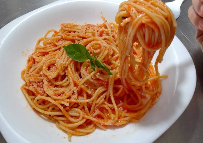 Espagueti con salsa de tomate Receta de Manuel M M- Cookpad