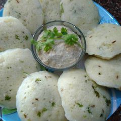 A picture of Ginger Garlic Rava idli.