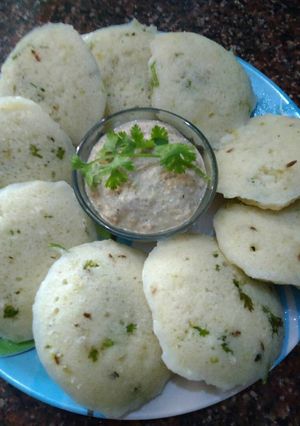 A picture of Ginger Garlic Rava idli.