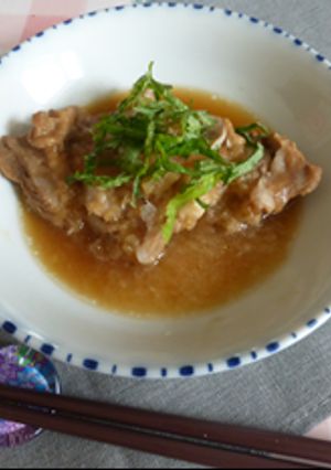 A picture of Braised Chicken Thigh with grated radish.