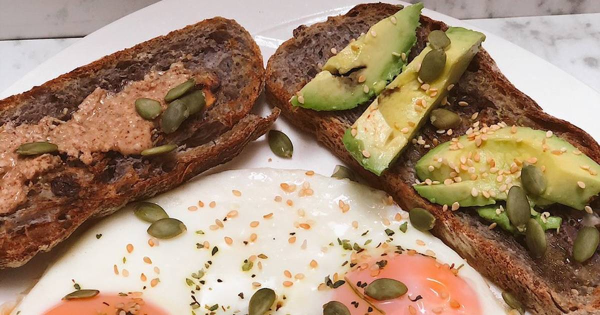 Desayuno express saludable: huevos fritos con pan tostado dulce y salado ☀️  Receta de Catalina Bobadilla Delgado- Cookpad