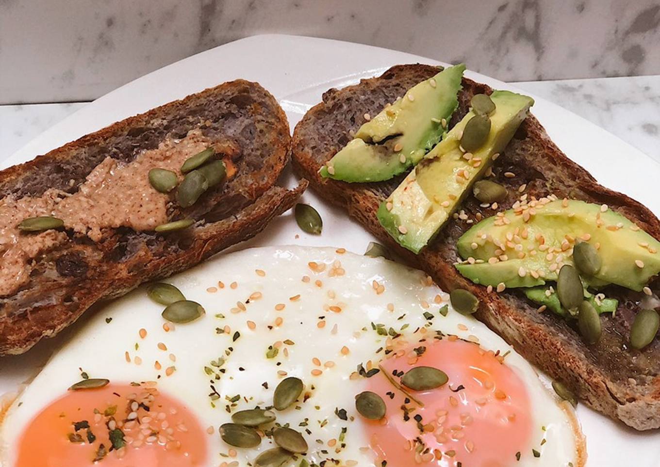 Desayuno express saludable: huevos fritos con pan tostado dulce y salado ☀️