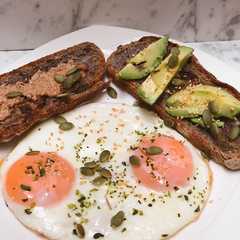 Una foto de Desayuno express saludable: huevos fritos con pan tostado dulce y salado ☀️