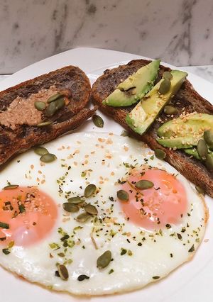 Una foto de Desayuno express saludable: huevos fritos con pan tostado dulce y salado ☀️