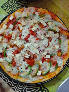 பன்னீர் பீட்சா(paneer pizza) செய்முறை முக்கிய புகைப்படம்