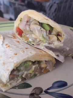 Una foto de Wrap ceviche de camarón mango