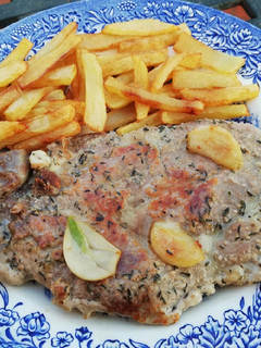 Una foto de Chuletas de aguja de cerdo ibérico al tomillo 🌿