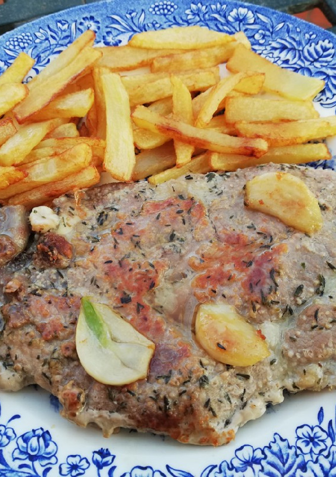 Una foto de Chuletas de aguja de cerdo ibérico al tomillo 🌿