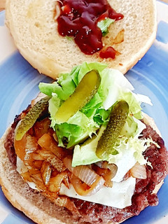 Una foto de Hamburguesa con doble Queso y Cebolla caramelizada al Curry