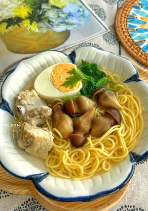 Hình của món Mì Trứng Sườn Nấm Mối Đen.