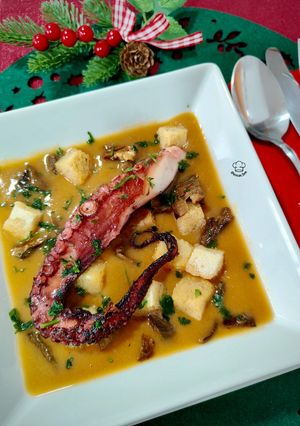 Una foto de Crema de bogavante con pulpo y boletus