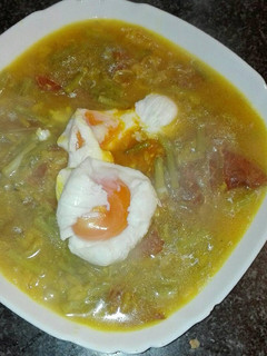 Una foto de Sopa de esparrago trigeros extremeño con jamón y huevo escalfado