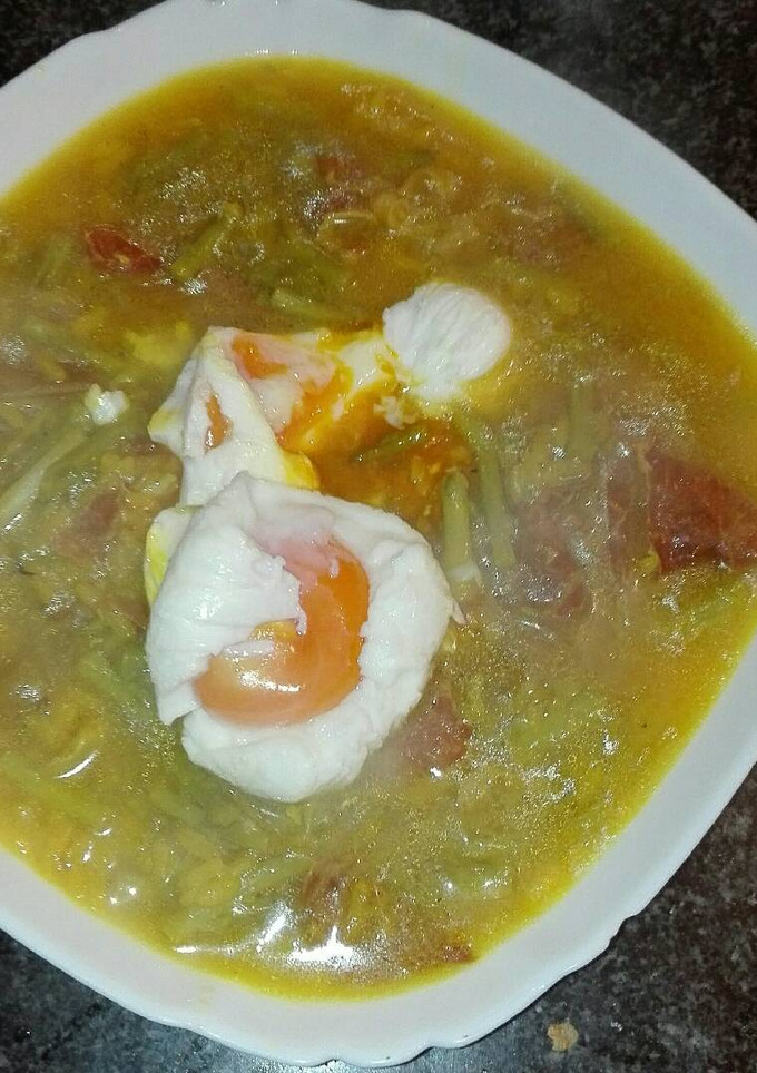 Una foto de Sopa de esparrago trigeros extremeño con jamón y huevo escalfado