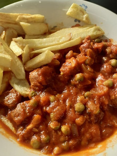Una foto de Guisado de soja texturizada con tomate y guarnición