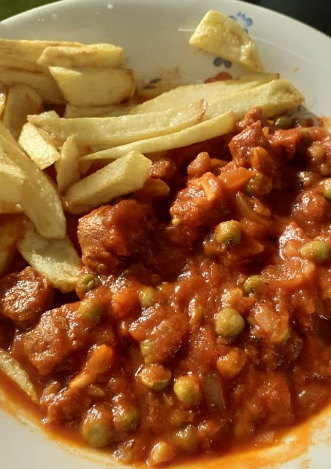 Una foto de Guisado de soja texturizada con tomate y guarnición