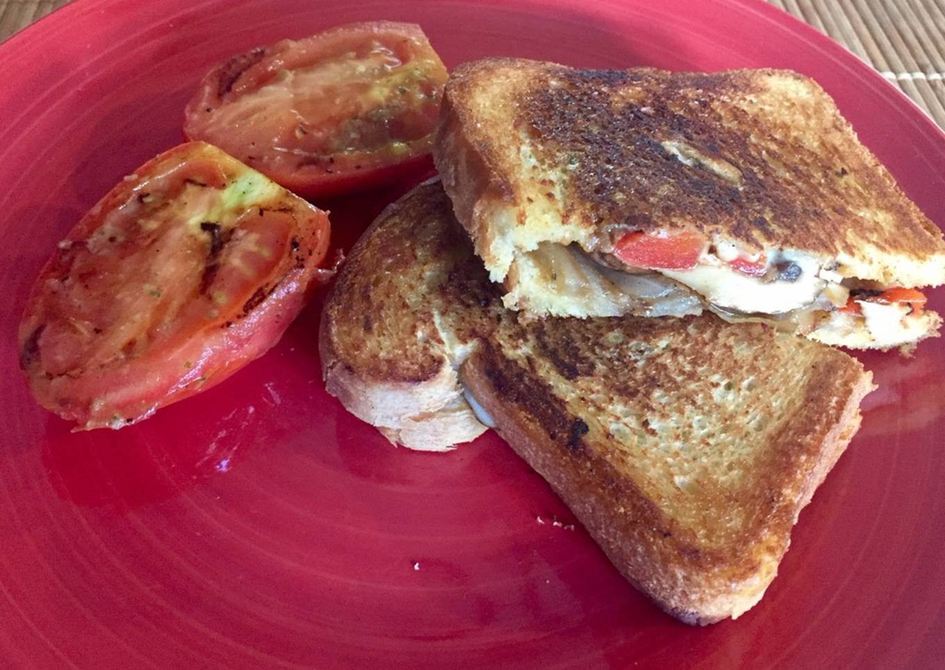 Sándwich de hongos cremini, queso y vegetales