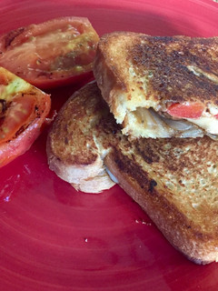 Una foto de Sándwich de hongos cremini, queso y vegetales