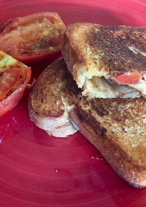 Una foto de Sándwich de hongos cremini, queso y vegetales