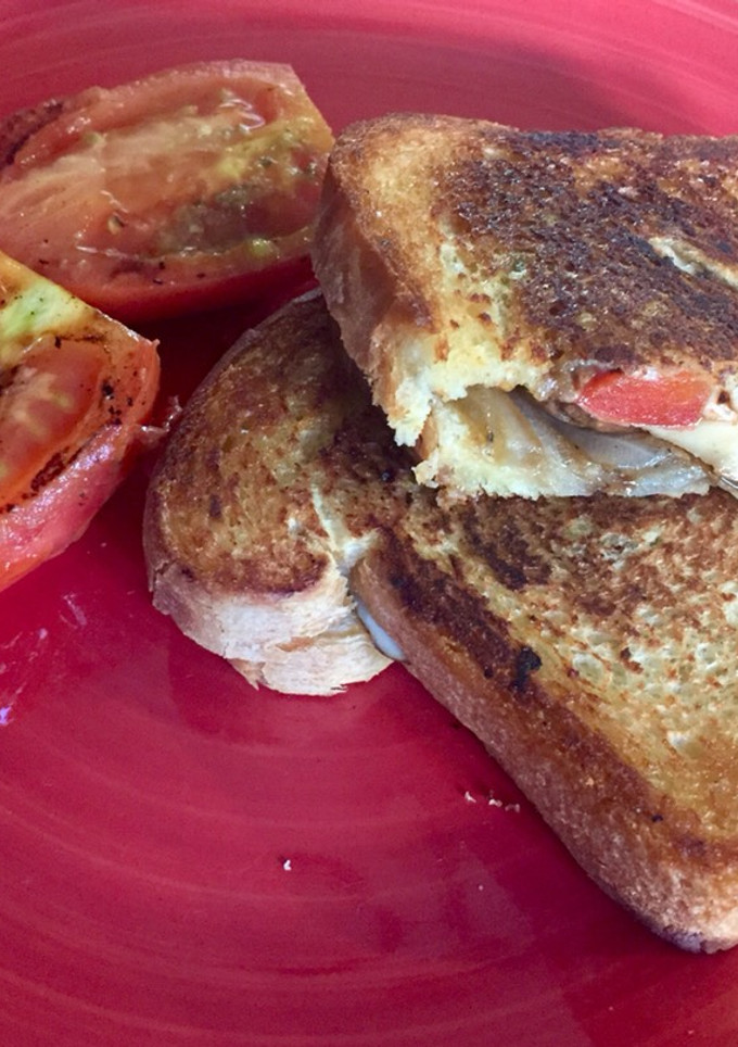 Una foto de Sándwich de hongos cremini, queso y vegetales