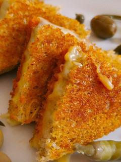 Una foto de Sándwich Mallorquín de Sobrasada con Miel y Piñones