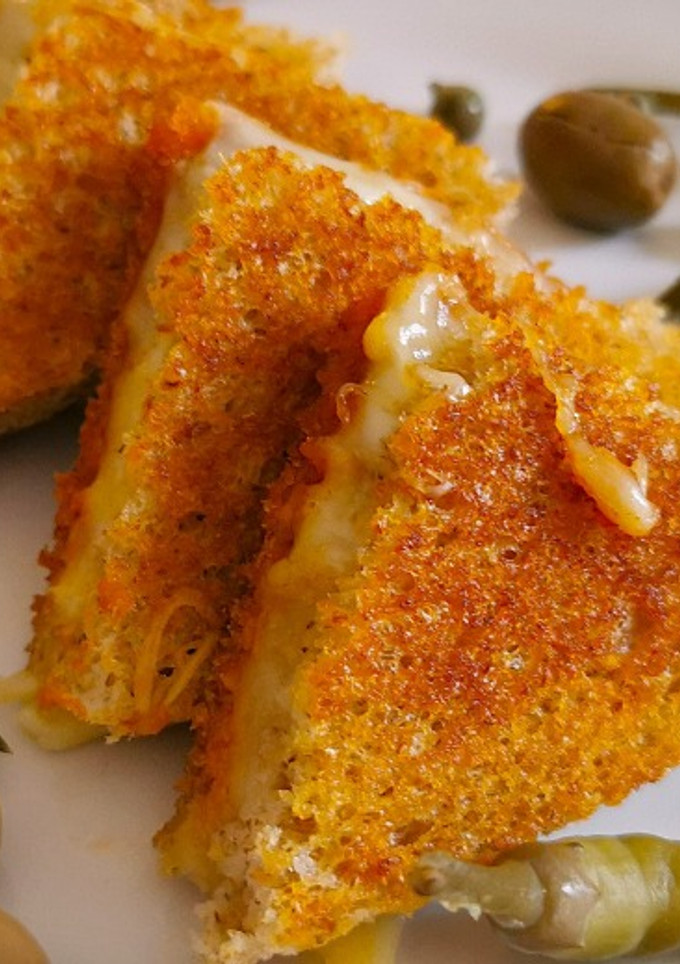 Una foto de Sándwich Mallorquín de Sobrasada con Miel y Piñones
