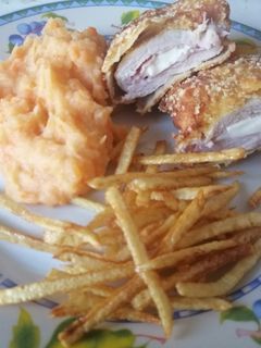 Sárgarépás burgonyapüré, töltött karajjal és szalma krumplival recept fotója