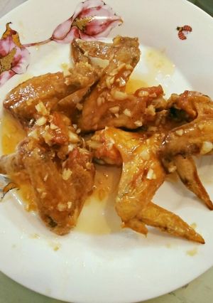 Hình của món Cánh gà sốt mắm tỏi.