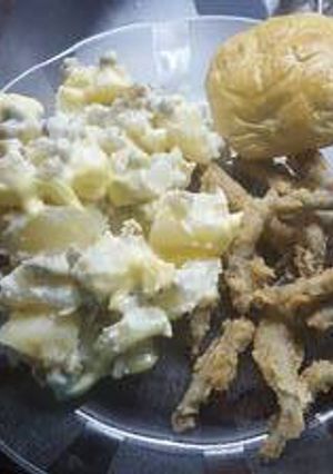 Una foto de Cornalitos fritos con ensalada rusa y pan casero