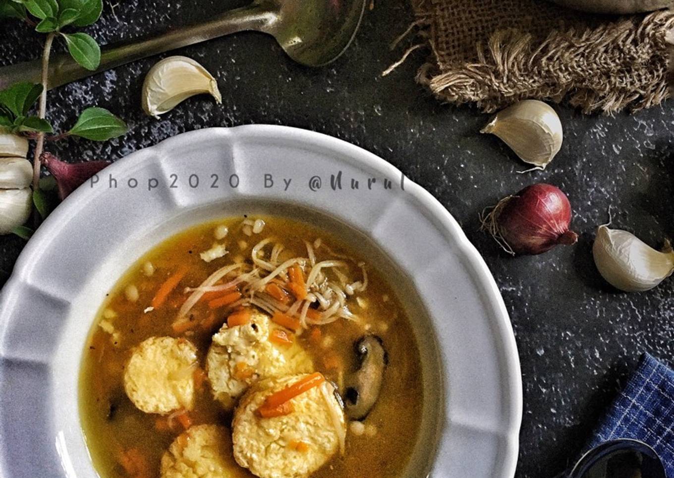 Sup cendawan dengan telur dan tauhu